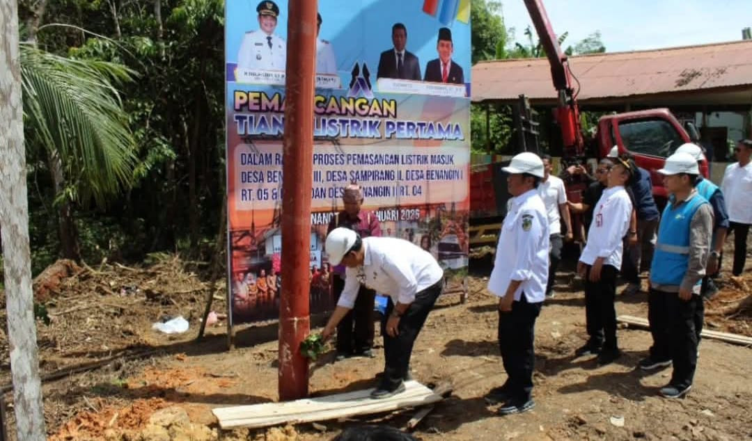 Pemancangan Tiang Listrik, Bupati Barito Utara Ajak Warga Jaga Fasilitas Bersama