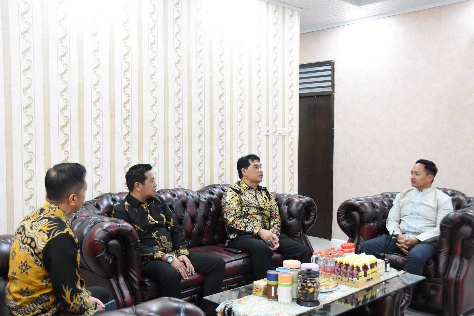 Bupati Shalahuddin Perkuat Sinergi, Pimpin Silaturahmi ke Kediaman Dandim dan Kapolres Barito Utara